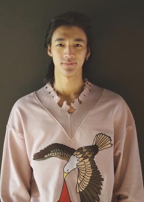 00后“异瞳”男生沙漠治沙走红，不到一个月粉丝破百万：希望大家努力让沙漠变绿洲