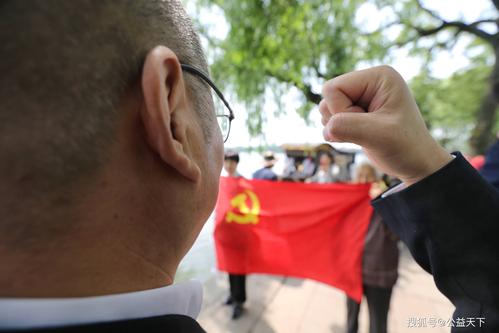 五一假期,新任杭州市委书记刘非到嘉兴南湖瞻仰红船